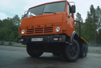 Nem lehet eléggé felkészülni a driftelő Kamaz látványára