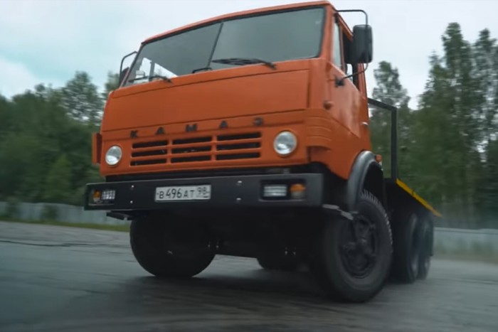 Nem lehet eléggé felkészülni a driftelő Kamaz látványára