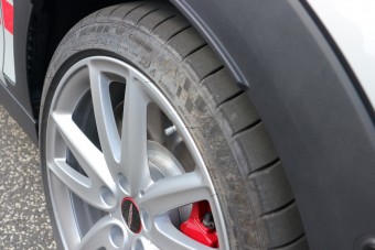 Nagy és hasznos újítás jön az autógumiknál