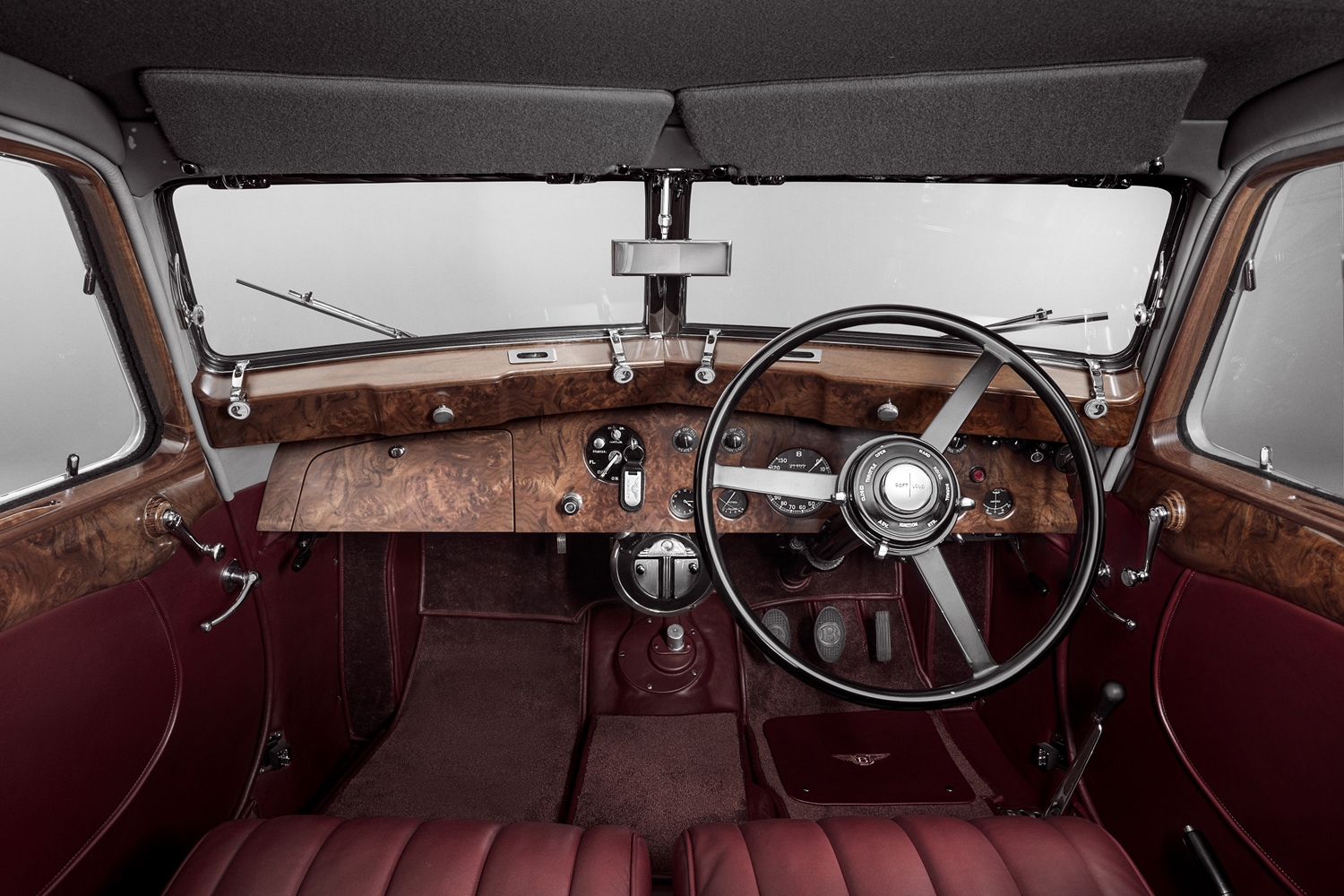 80 év után támadt fel az áramvonalas Bentley Corniche 15
