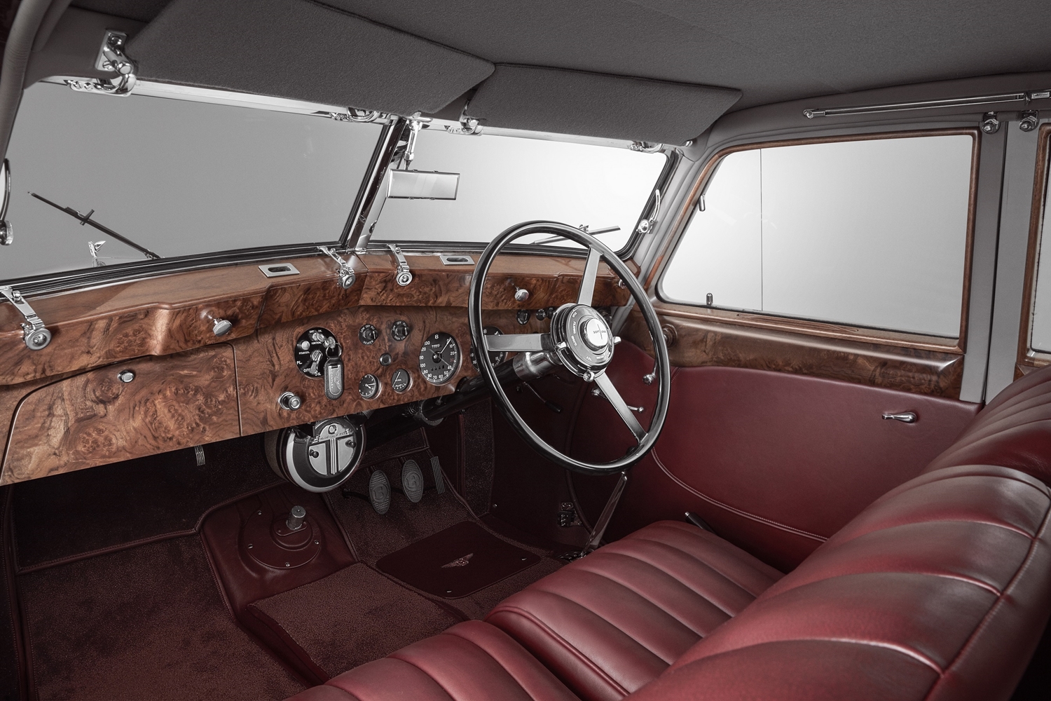 80 év után támadt fel az áramvonalas Bentley Corniche 11