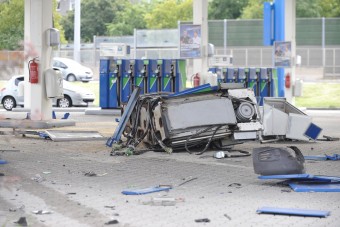 Letaroltak egy benzinkutat az M3-as kivezetőn, fotók a helyszínről