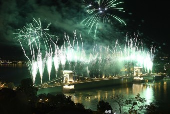Zseniális fotókat lőttek az ünnepi tűzijátékról