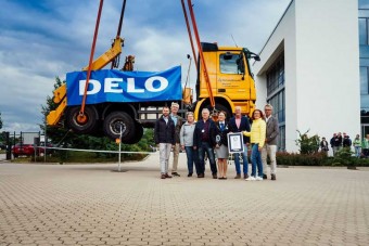 Új rekord: 17,5 tonnát emeltek meg pillanatragasztóval