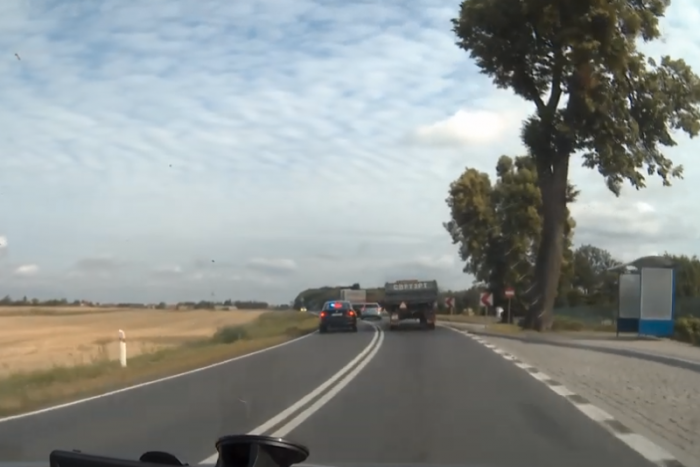 Civil rendőr lepte meg a szabálytalan autósokat, a videós nagyot röhögött