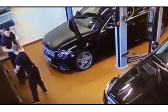 Ezen a két szegény szerelőn és az elszálló kalapácsfejen röhög a net