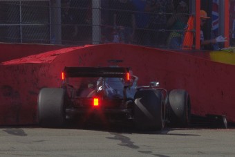 F1: Hamilton összetörte a Mercit az időmérő előtt