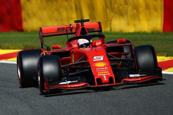 F1: Vettel kitúrja Perezt