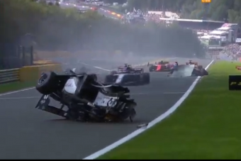 Horrorbaleset a Forma-1 betétfutamán, nem tartják meg a versenyt