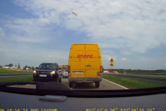 Menet közben adta át a csomagot a futár