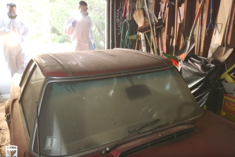 Így takarítanak ki egy öreg Mercedest ami 37 évig állt elhagyva