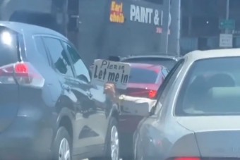 Kedves táblákkal lepte meg a többi közlekedőt az udvarias autós