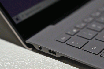 Brutális üzemidővel támad a Samsung új laptopja 