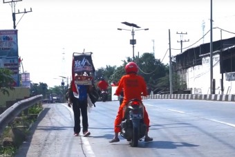 700 kilométert sétált háttal, te képes lennél rá?