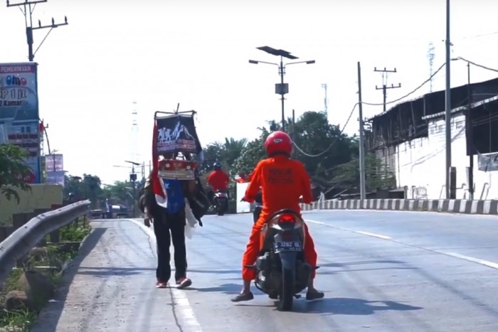 700 kilométert sétált háttal, te képes lennél rá?