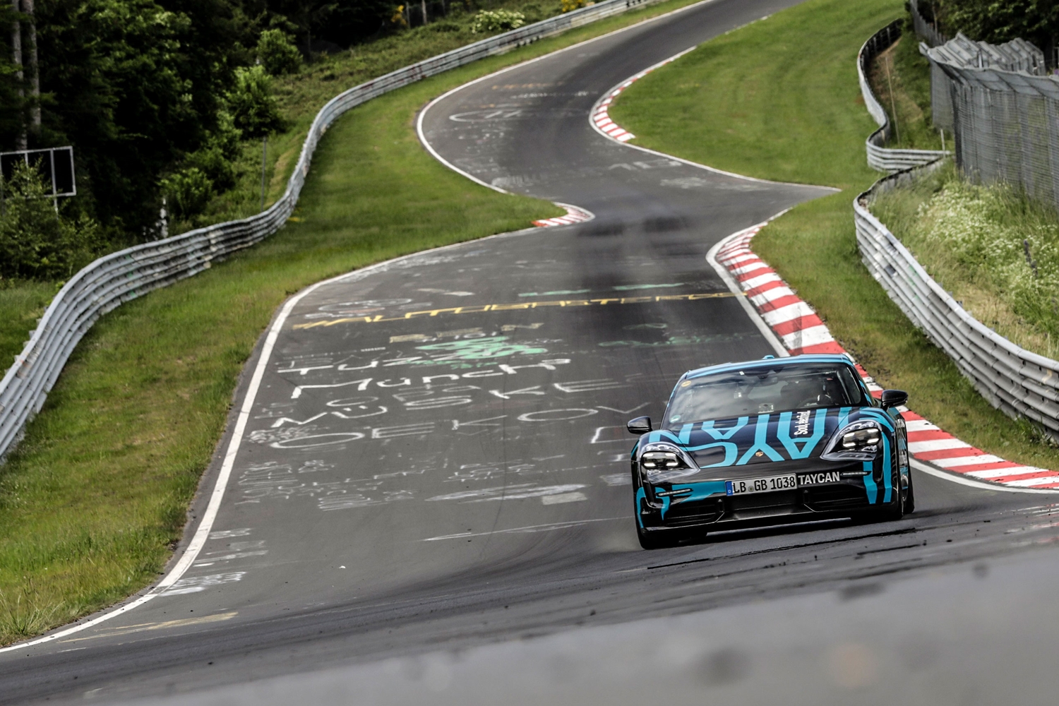 Villámgyorsan szaladt körbe a Nürburgringen a villanyos Porsche 6