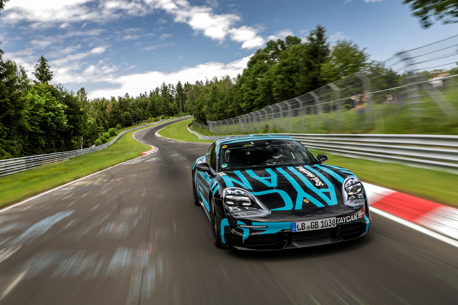 Villámgyorsan szaladt körbe a Nürburgringen a villanyos Porsche 7