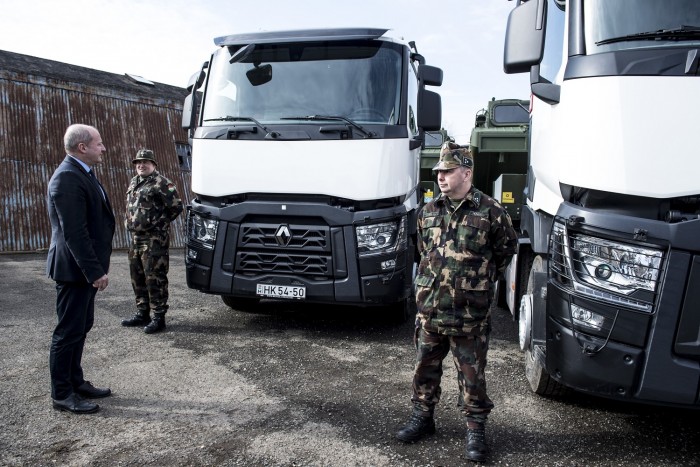 Van olyan Renault, aminek a féltégla meg sem kottyan 13 Van olyan Renault, aminek a féltégla meg sem kottyan 13