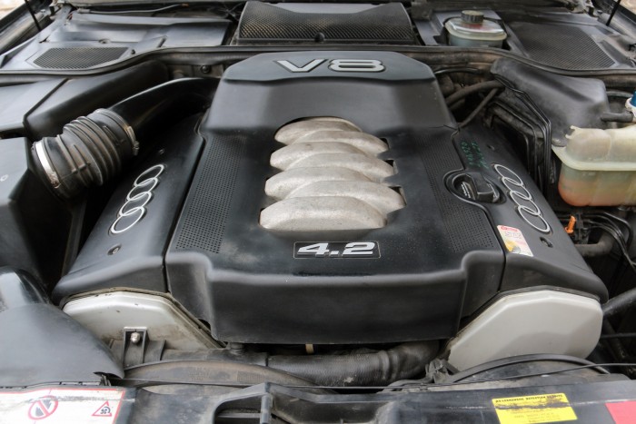 V8-as A8, 373 000 km-rel, olcsón: te is beleugranál? 103 V8-as A8, 373 000 km-rel, olcsón: te is beleugranál? 103