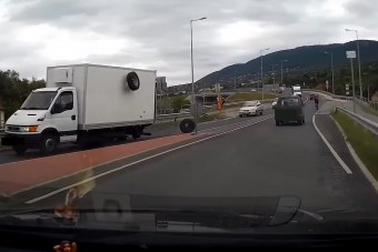 Repültek a kerekek az ürömi körforgalomban