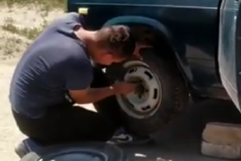 Nem kell emelő a kerékcseréhez, ha van egy ilyen haverod