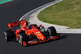F1: Zárt kapuk mögött köröz a Ferrari Monzában