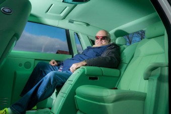 Itt az ember, aki úgy veszi a 100 milliós luxusautókat, mint más a szalámit