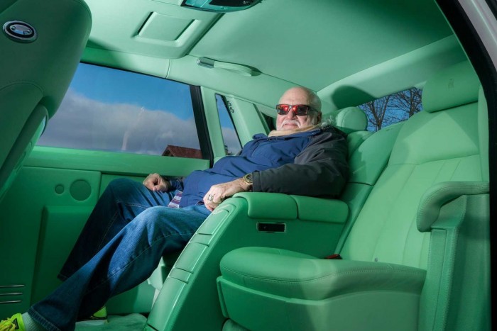 Itt az ember, aki úgy veszi a 100 milliós luxusautókat, mint más a szalámit