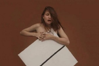 Mellével fest képeket ez a nő