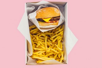 F1: Hamilton vegaburgeres láncot nyit