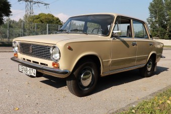 Vonat vagy busz helyett utazz Teslával, Lancia Thesisszel vagy ezerkettes Ladával!