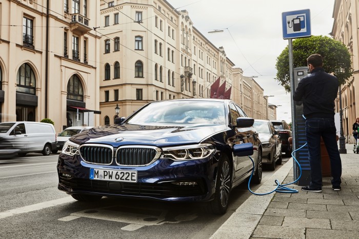 Nagyobb elektromos hatótávval frissül a konnektoros 5-ös BMW