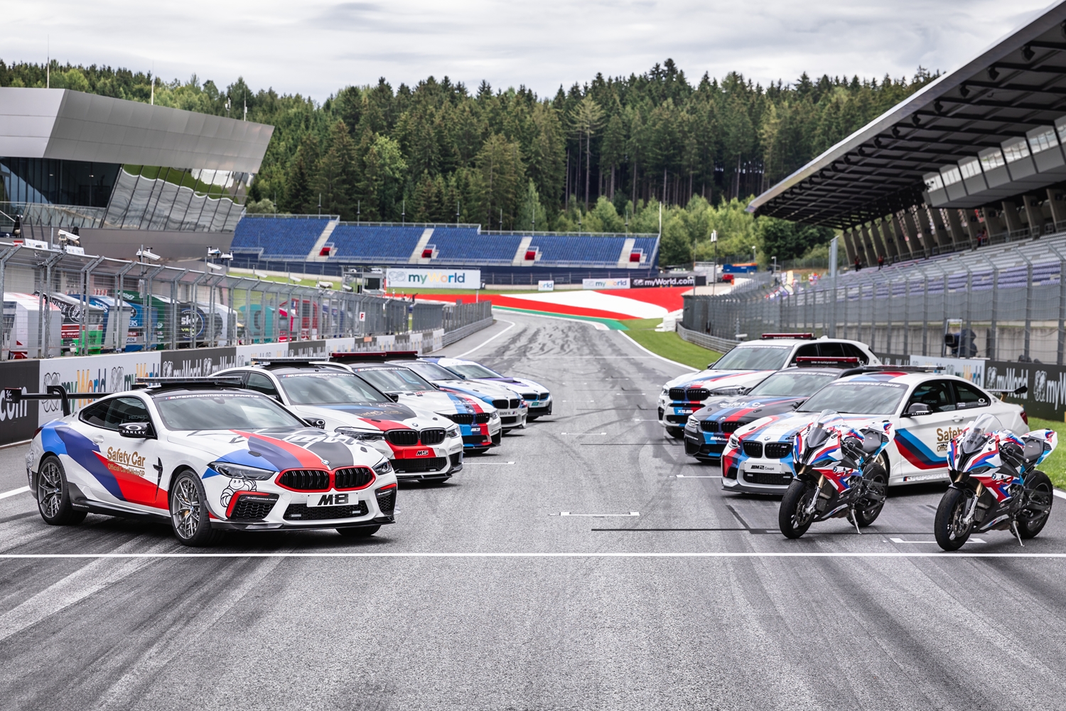 M8-as BMW vigyáz a biztonságra a leggyorsabb motorok előtt 8