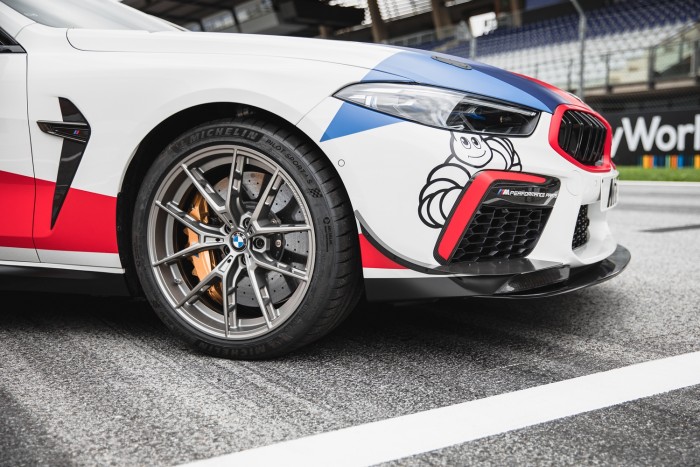 M8-as BMW vigyáz a biztonságra a leggyorsabb motorok előtt 7