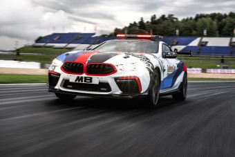 M8-as BMW vigyáz a biztonságra a leggyorsabb motorok előtt