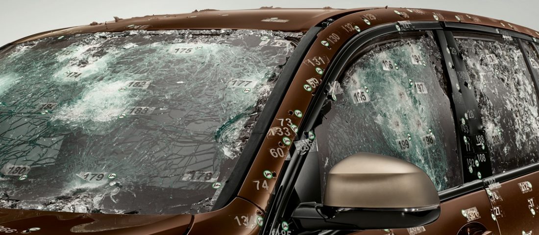 Kalasnyikov vagy kézigránát meg se kottyan ennek az X5-nek