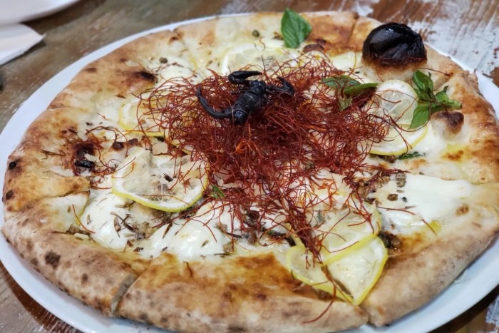 Tücsköt-bogarat is tettek erre a pizzára