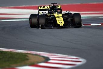 F1: A Renault-t nem hátráltatja a kamionbaleset