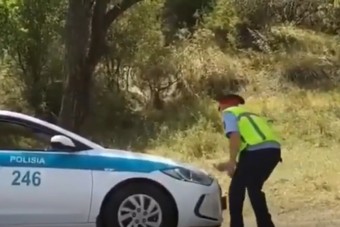 Egy rendőr, aki különleges rituáléval próbálja meg bevonzani a pénzt