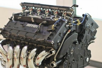 Te mit kezdenél egy F1-es Ferrari motorjával?
