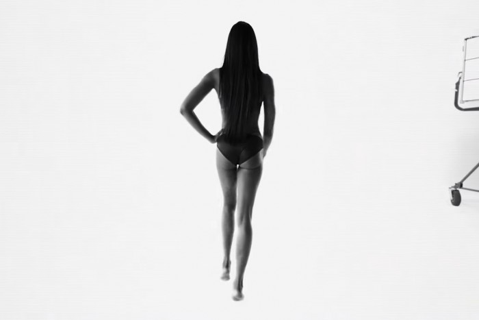 49 évesen is dögös a brit szupermodell