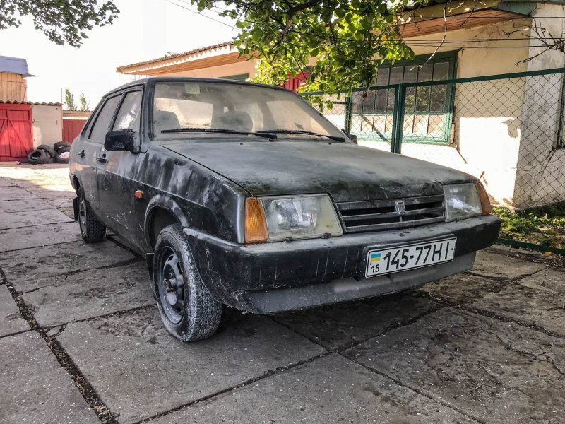 Különleges Ladát találtak egy ukrán garázsban, 25 évig állt elhagyottan 8