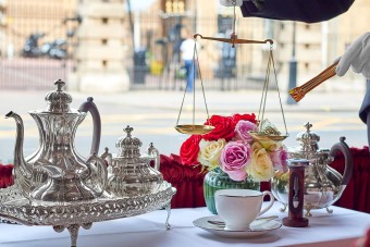 A királynő szomszédjában a teát is aranyáron mérik