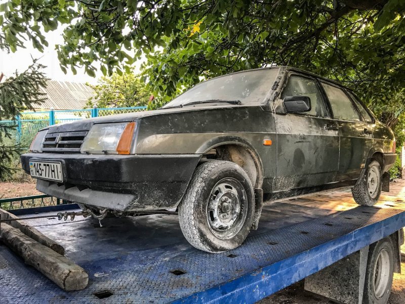 Különleges Ladát találtak egy ukrán garázsban, 25 évig állt elhagyottan 9