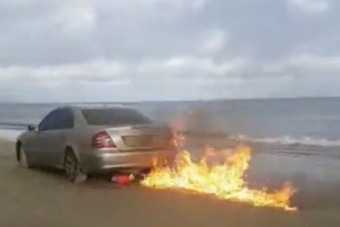 Felgyújtotta Mercedesét a netes 