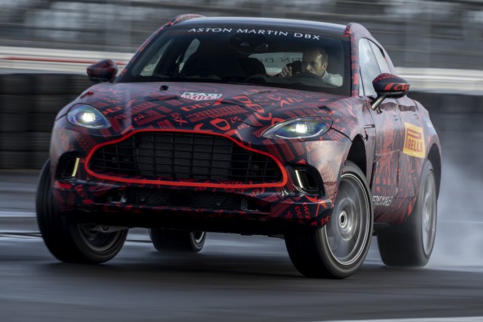 Célegyenesbe fordult az Aston Martin terepjárója 1 Célegyenesbe fordult az Aston Martin terepjárója 1