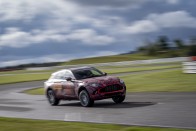 540 lóerővel, keresztben érkezik az Aston Martin DBX 9