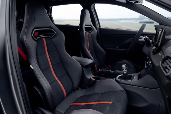 Karbonnal könnyítettek a Hyundai sportkompaktján 7