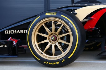 Nem vicc, világítós kereket kapnak az F1-esek