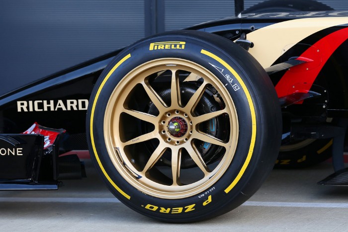 Nem vicc, világítós kereket kapnak az F1-esek